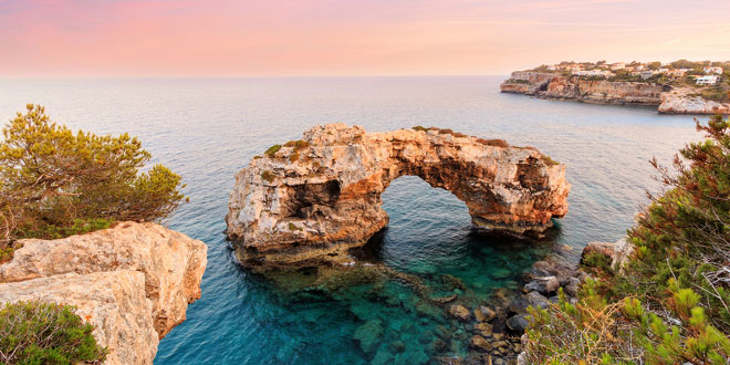 Felsbogen Es Pontas in der Bucht von Cala Santanyi Es Pontas